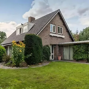  Accommodatie bij particulieren Ground Floor And Twin Bedroom In Luxurious With Beautiful Garden Very Near Tue And Centre